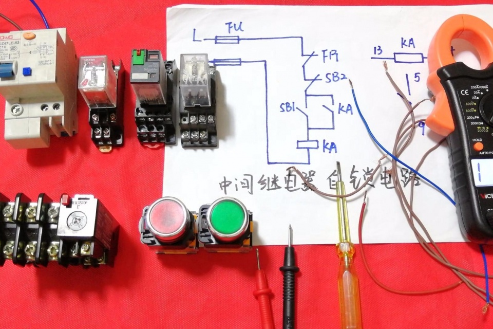 中间继电器如何自锁？找不到继电器的常开点，很多电工都会接错线
